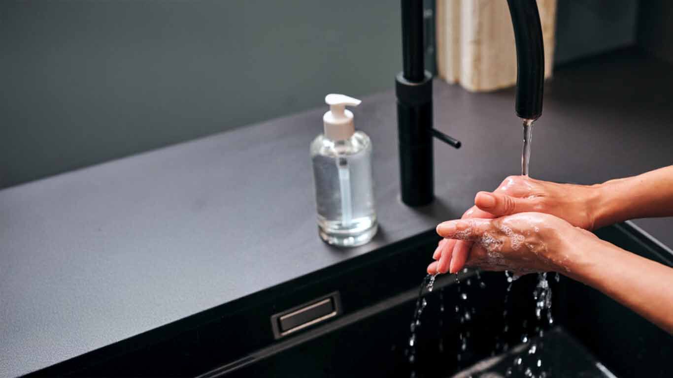 In vogelvlucht de handen wassen.
